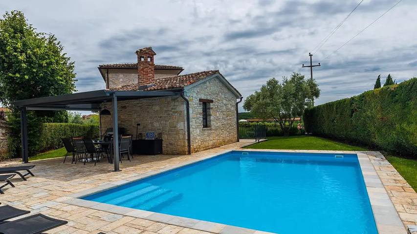 Villa pour 8 personnes, avec terrasse ainsi que jardin et piscine, animaux acceptés à Barat