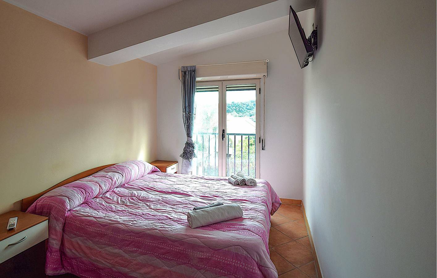 Appartamento intero, Appartamento con vista mare, piscina, WiFi e parcheggio - Vicino alla spiaggia in Palmi, Provincia di Reggio Calabria