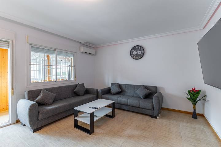 Chalet adosado, hasta 12 personas, Piscina, Bar-Bq in Loeches, Área Metropolitana de Madrid