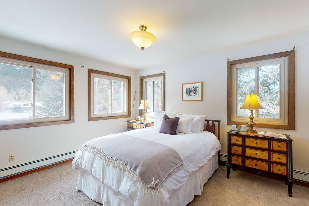 Luxe Mountain-View Escape on Golf Course w/ Fireplace, Garage, Internet & W/D in Eagle-Vail, Beaver Creek