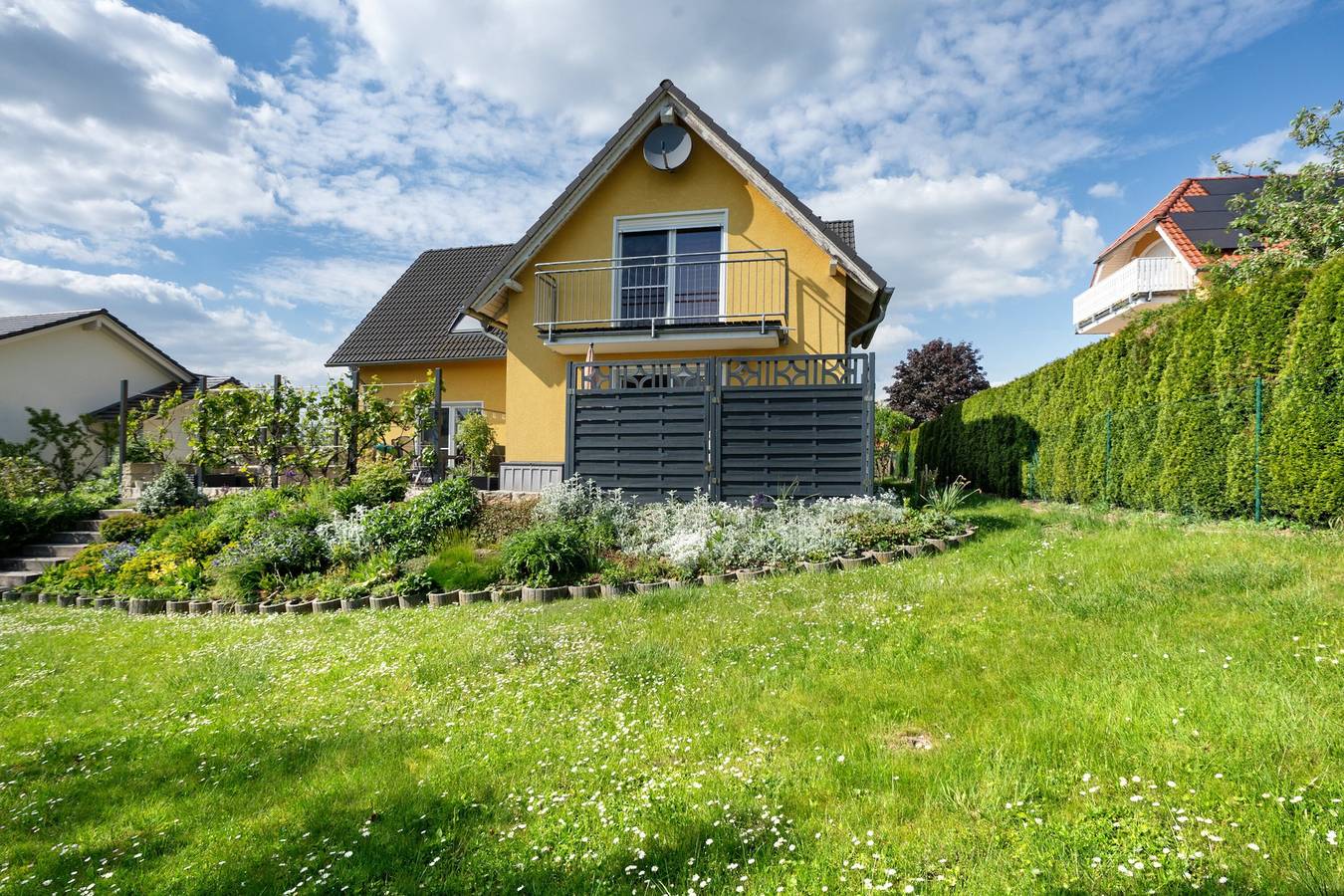 Entire apartment, Holiday Apartment "Schober" with Private Terrace, Private Garden & Wi-Fi in Loschwitz, Dresden