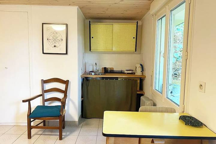 Entire apartment, Fully furnished studio with a private garden, close to shops and the Tgv station in Redon, Redon region