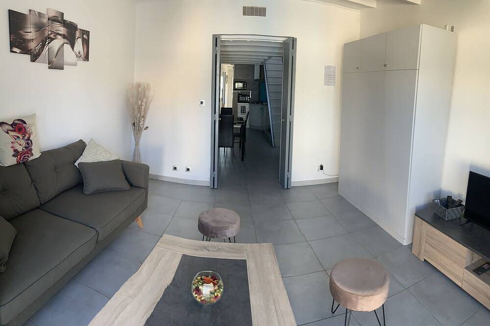 Waterfront vacation home in Port-de-Bouc, Istres region