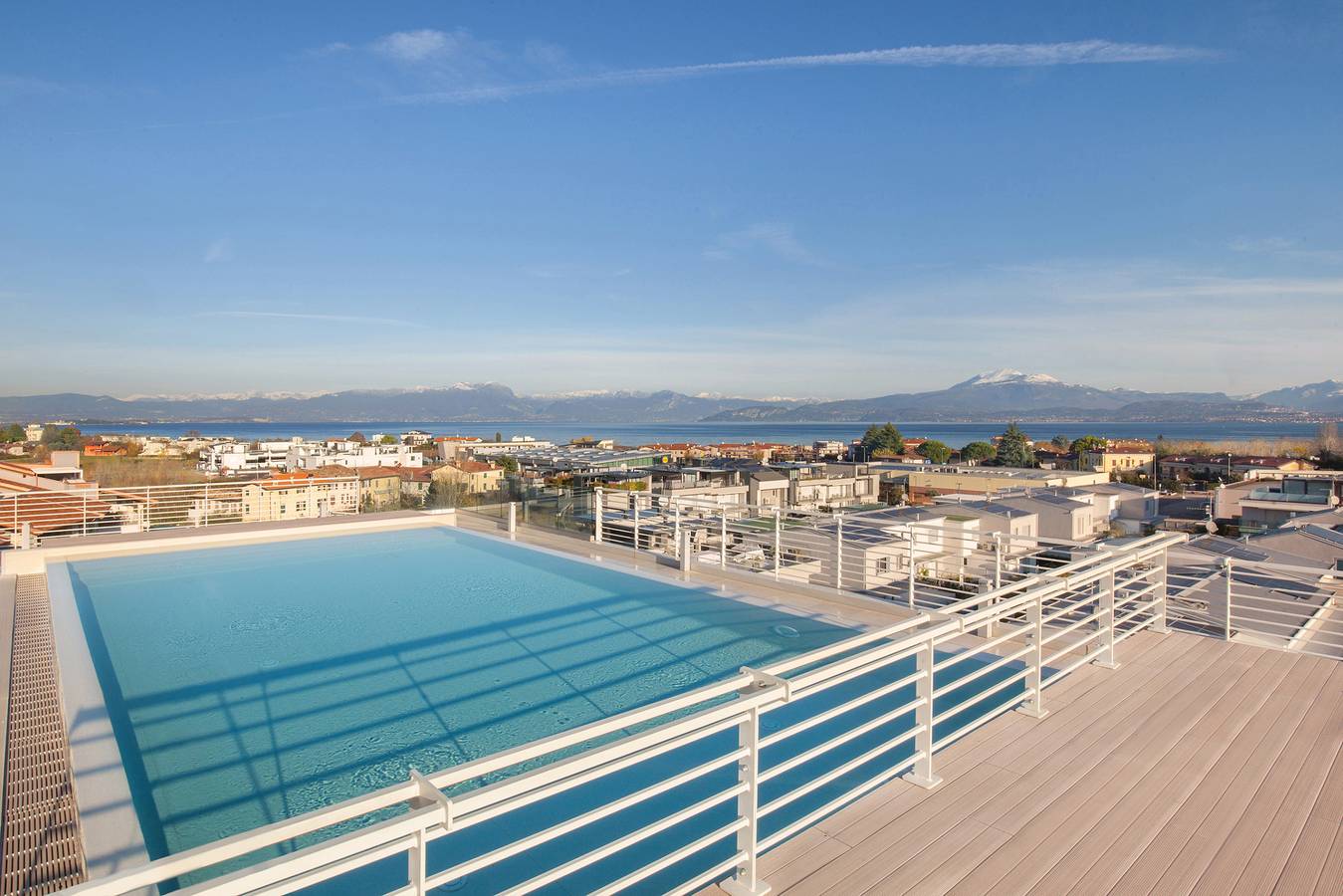 Ganze Wohnung, Perla Garda Lake Apartment With Pool in San Benedetto (Peschiera del Garda), Peschiera del Garda