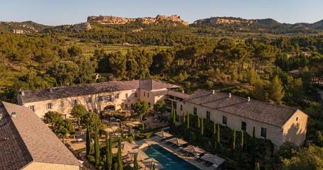 Hôtel pour 2 personnes, avec piscine et jacuzzi ainsi que sauna et jardin, animaux acceptés à Les Baux-de-Provence