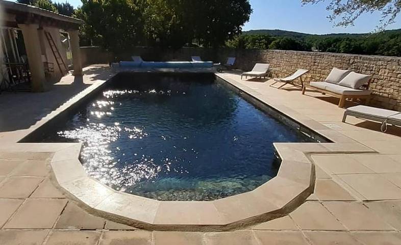 Location de vacances pour 3 personnes, avec piscine et vue ainsi que terrasse et jardin, animaux acceptés à Saint-Privat-de-Champclos