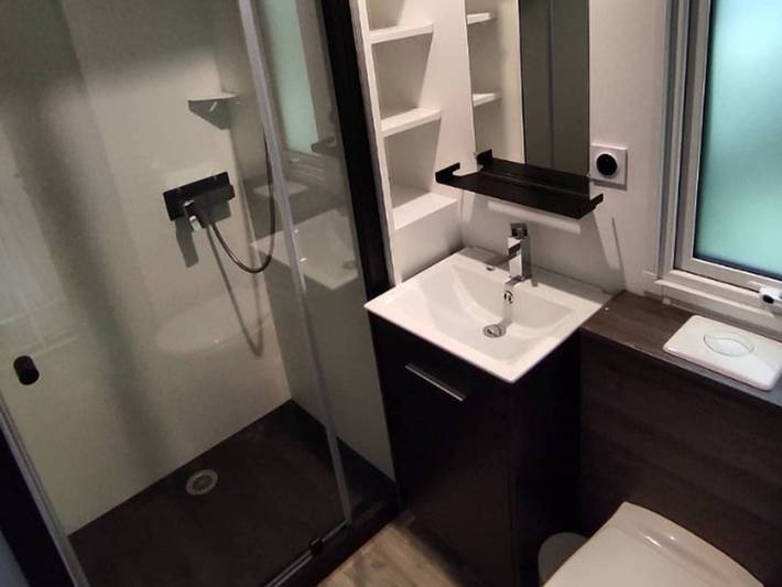 Mobil home pour 2 personnes, avec terrasse dans Office De Tourisme Challes Les Eaux - 4