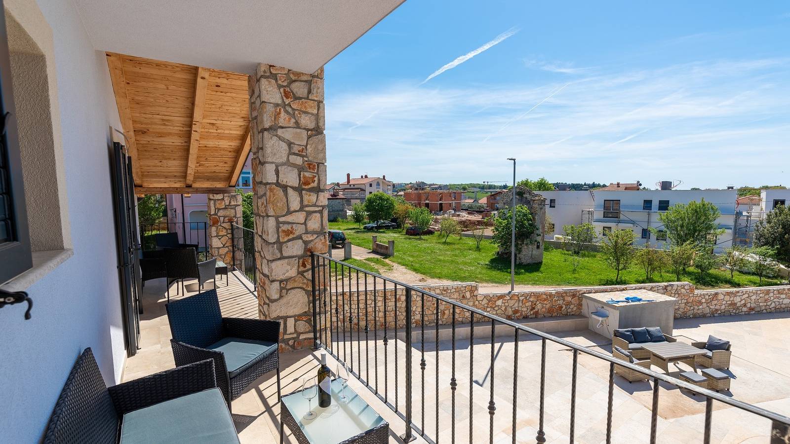 Ganze Wohnung, Apartment mit Balkon und Poolblick

 in Novigrad, Dajla