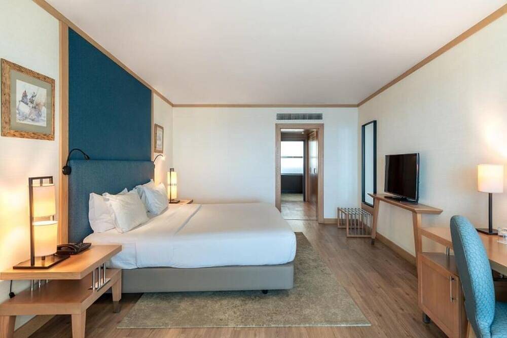 Serene Room w/ Balcony Overlooking California Beach’s Golden Sands in Praia da Califórnia, Sesimbra