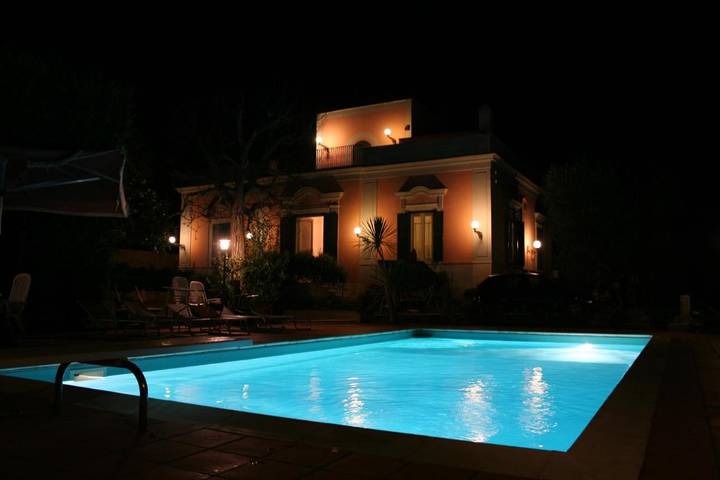 Chambre d’hôte pour 2 personnes, avec jardin et piscine à Trani