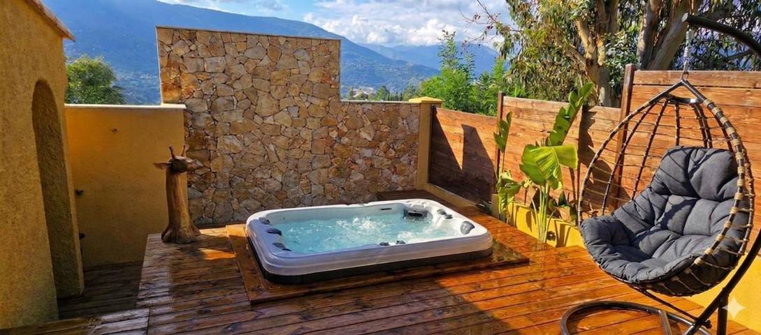 Ferienhaus für 4 Personen, mit Whirlpool und Terrasse sowie Garten und Ausblick