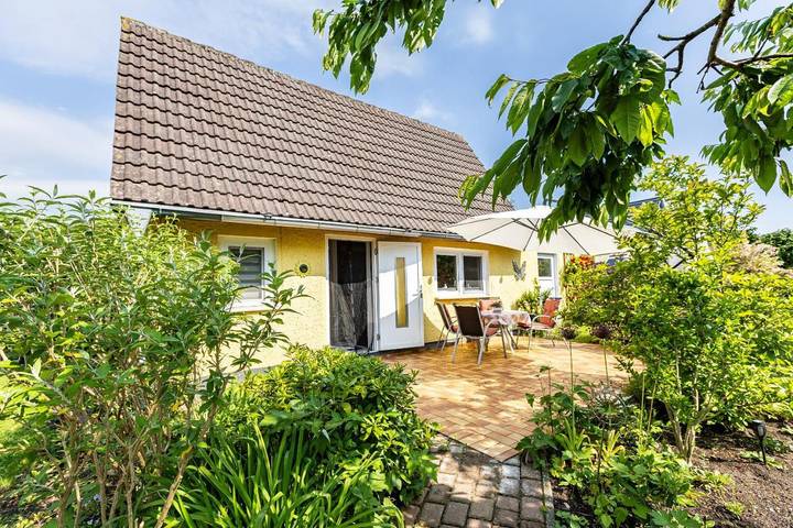 Ferienhaus für 2 Personen, mit Terrasse und Garten in Klockenhagen