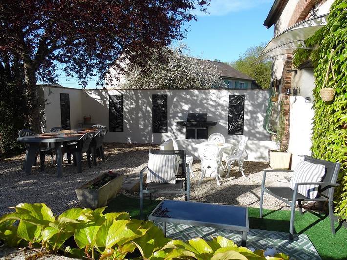 Gîte pour 5 personnes, avec jacuzzi et jardin ainsi que terrasse et piscine