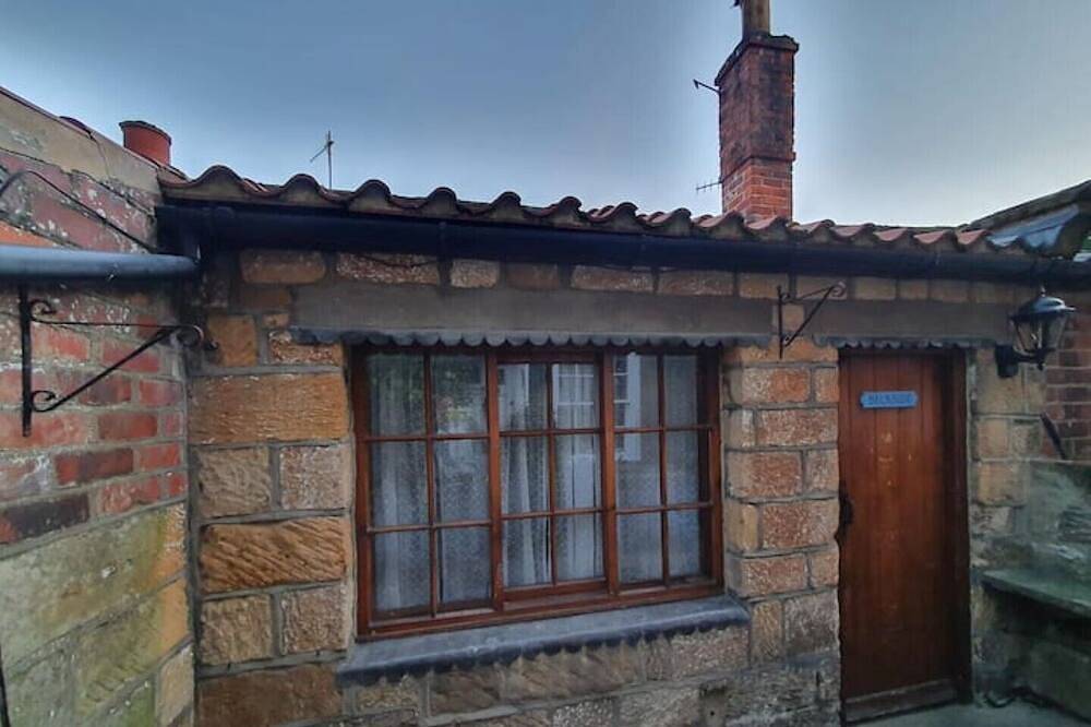 Entire apartment, Quirky and quaint beckside cottage situated in smugglers village (pet friendly). in Robin Hood's Bay, North York Moors National Park