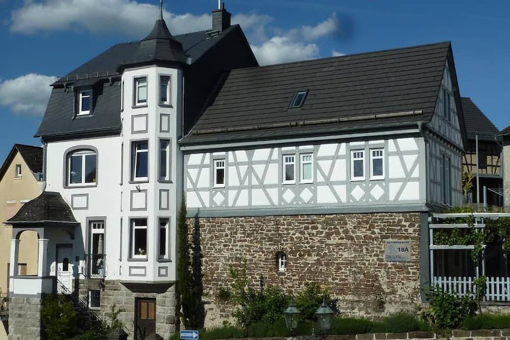 Exklusive Gruppenunterkunft Höhr-Grenzhausen – 4 Apartments, 9 Pers. Westerwald in Höhr-Grenzhausen, Westerwald