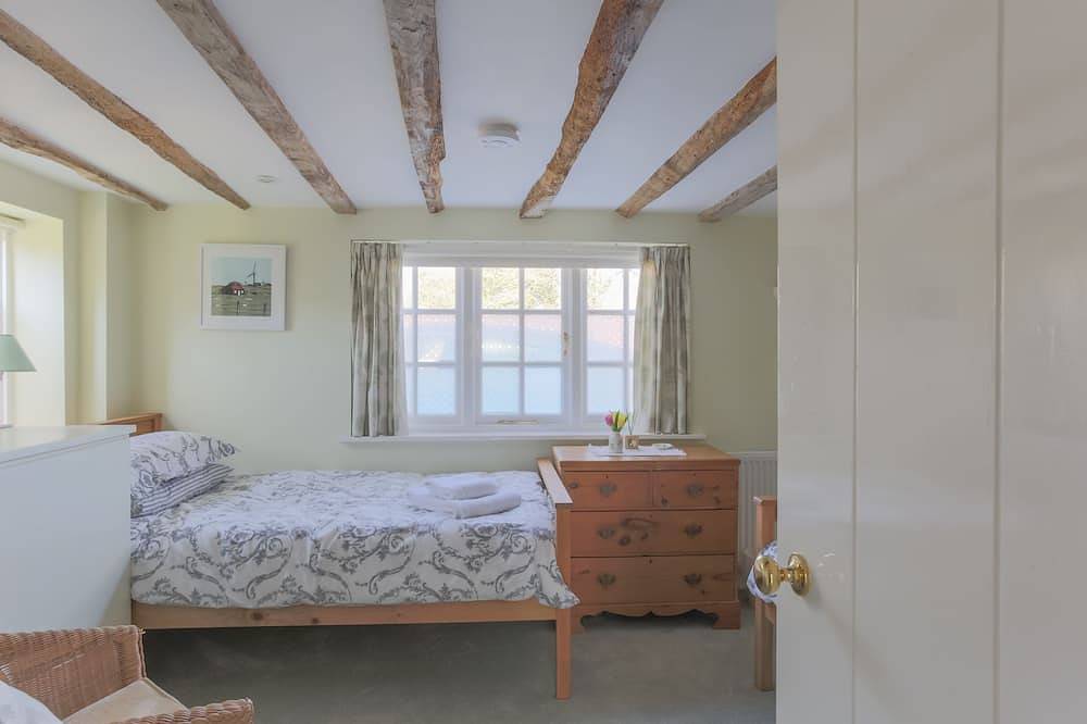 Delightful pet-friendly oast with enclosed garden on Kent/Sussex border near Rye in Ashford region