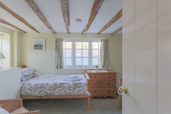 Delightful pet-friendly oast with enclosed garden on Kent/Sussex border near Rye in Ashford region
