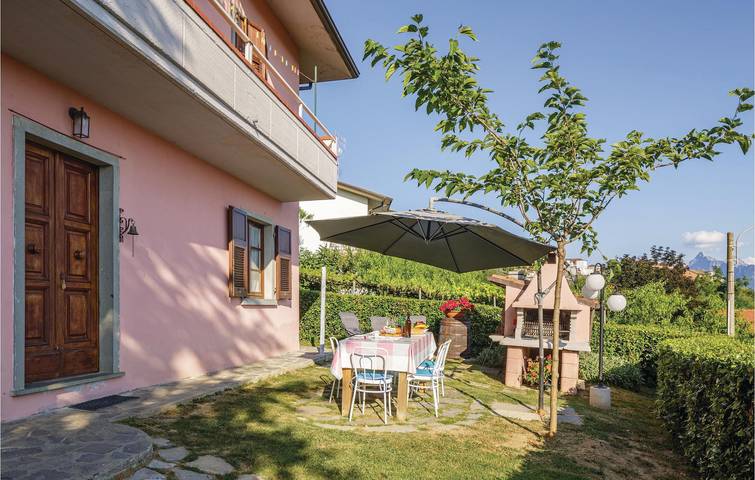 Amplio apartamento con piscina, parking y WiFi in Fivizzano, Massa-Carrara