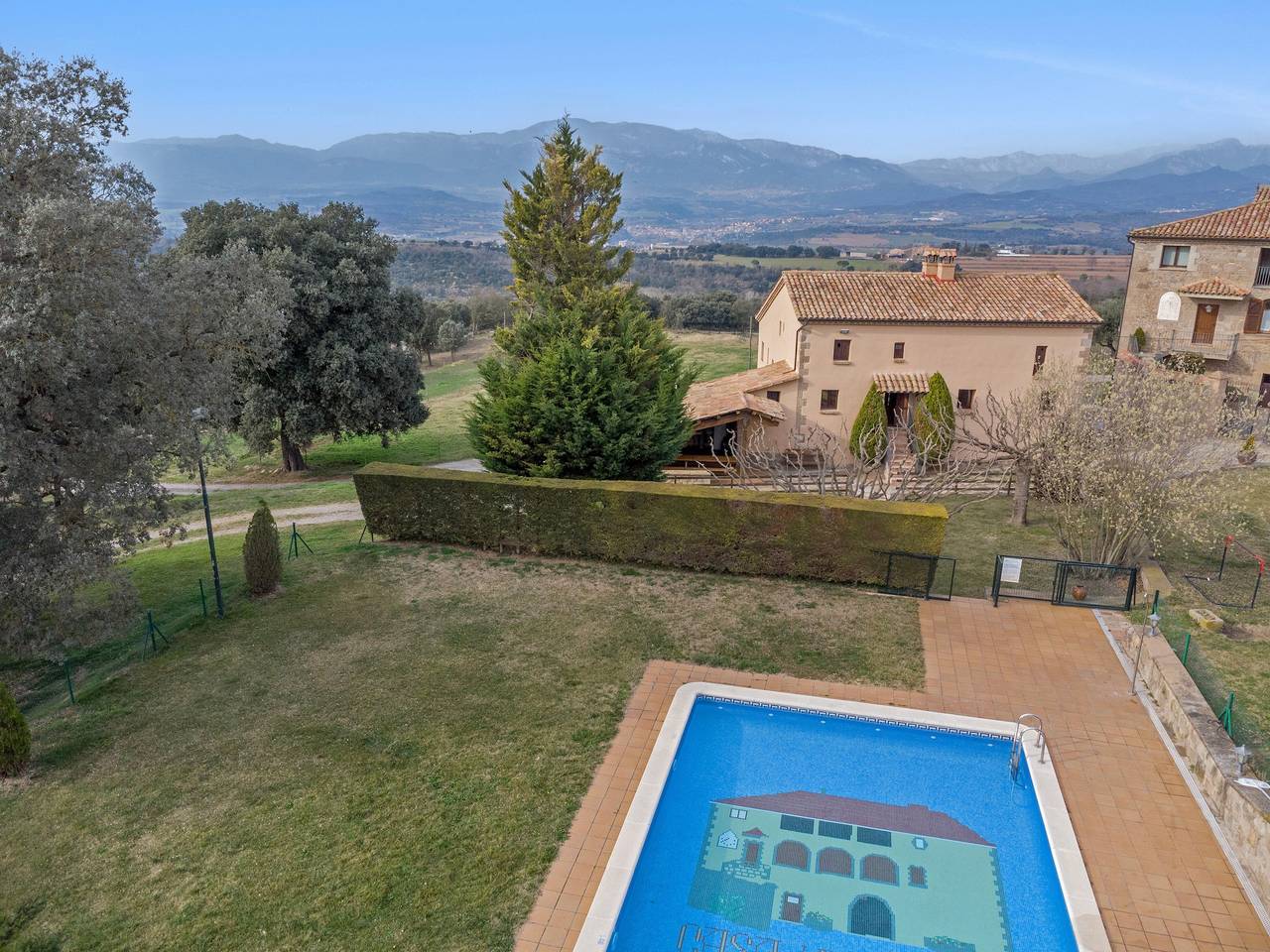 Ferme 'Vilanova' avec vue sur la montagne, piscine privée et Wi-Fi in Sagàs, Province de Barcelone