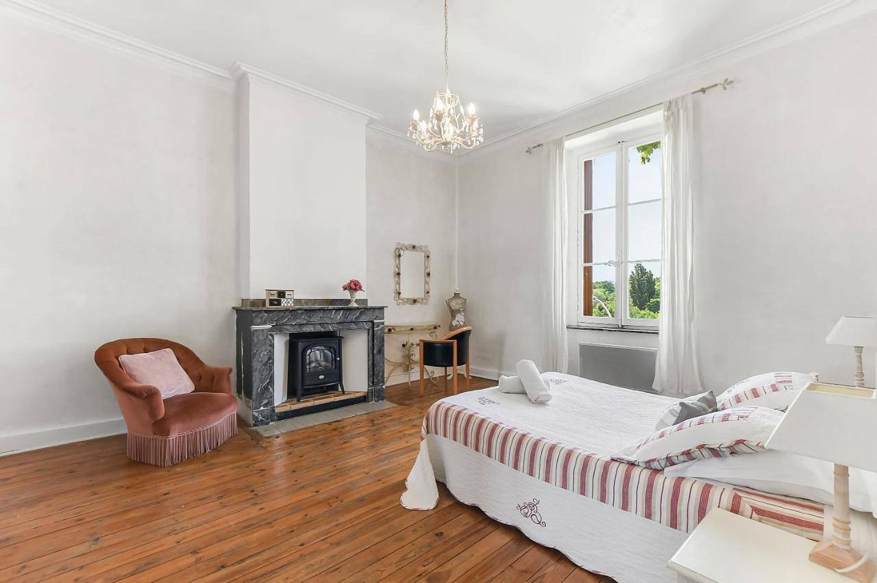 Appartement entier, Les Bellevue Cité "4 Apartments, 1 with Garden & Private Parking, Aircon, Wifi, Free Public Car Park, 1 km from Cité" in Carcassonne, Région de Carcassonne