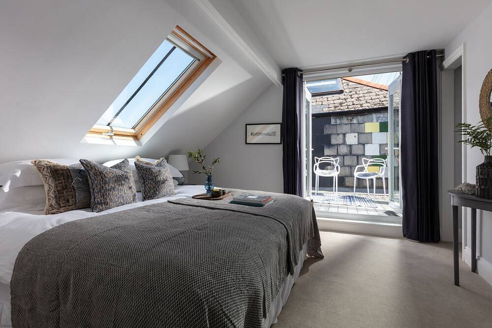 Entire apartment, Flat 2 Strand House - harbourside apartment in the heart of Padstow sleeping 2 in Padstow, Cornwall