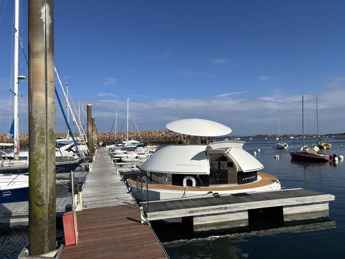 Boat for 2 people, with Balcony and Hot tub as well as Terrace in France