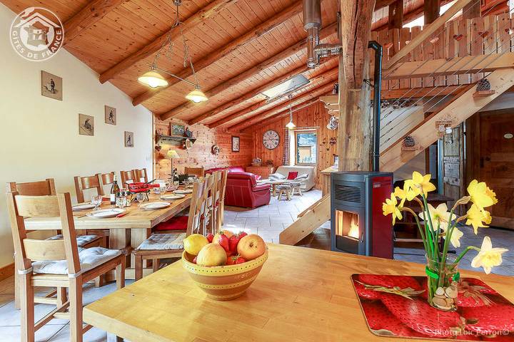 Gîte pour 12 personnes, avec Terrasse ainsi que Jardin et Sauna