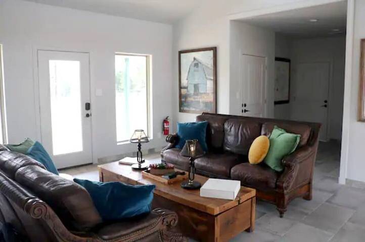 Glamping for 2 people, with terrace and yard, with pets in Texas Hill Country