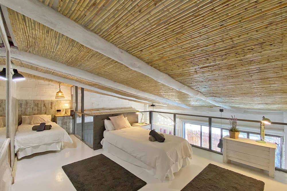 This 4 + 1 bedroom and 3 bathroom dream house in Barcelona Zentrum, Barcelona