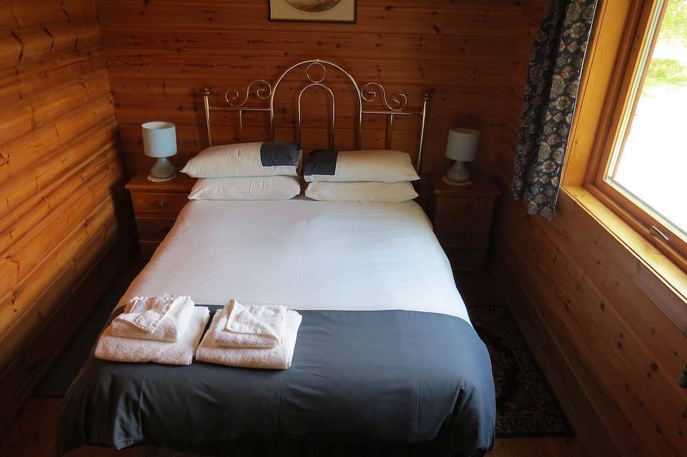 Pine Lodge Cosy Cabin With 2 Bedrooms. Open all year. 15 miles from Fort William in Highlands