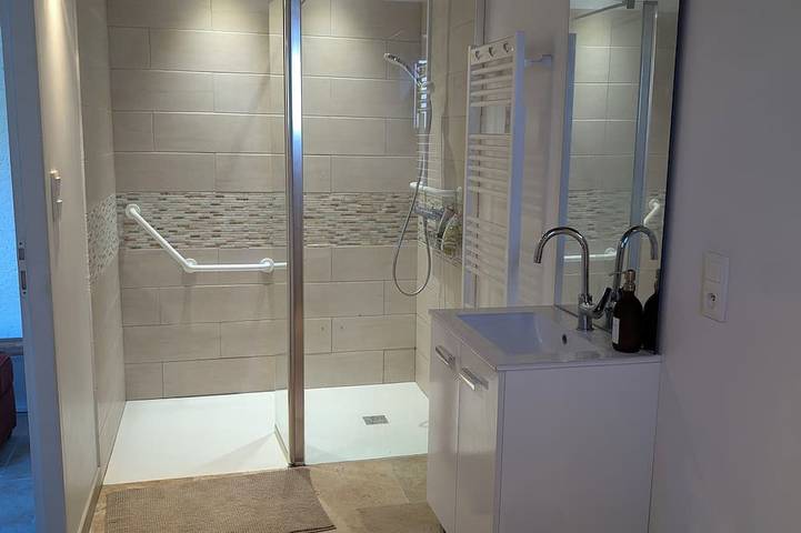 Location de vacances pour 4 personnes, avec jardin à Nanteuil-en-Vallée - 3