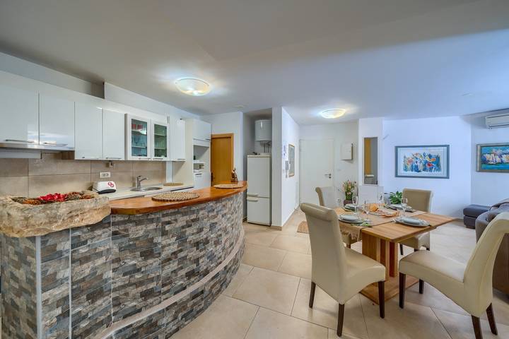 Apartamento vacacional entero, A 2 comfortable apt w terrace & garden, near beach in Split, Condado de Split-Dalmacia