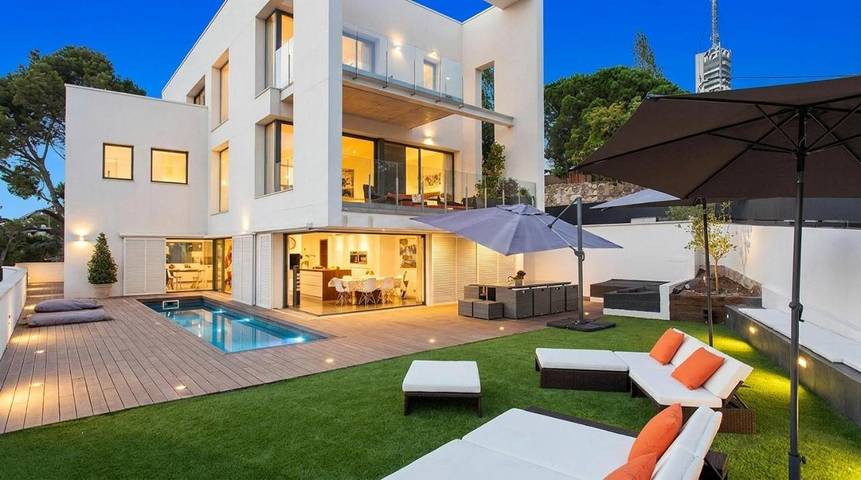Villa for 19 people, with Balcony and Hot tub as well as Terrace and Yard in Barcelona