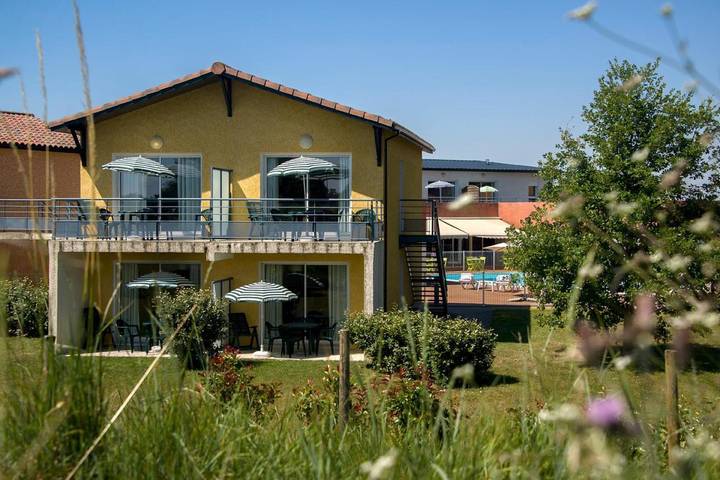 Ferienwohnung für 4 Personen, mit Whirlpool und Terrasse sowie Garten und Pool