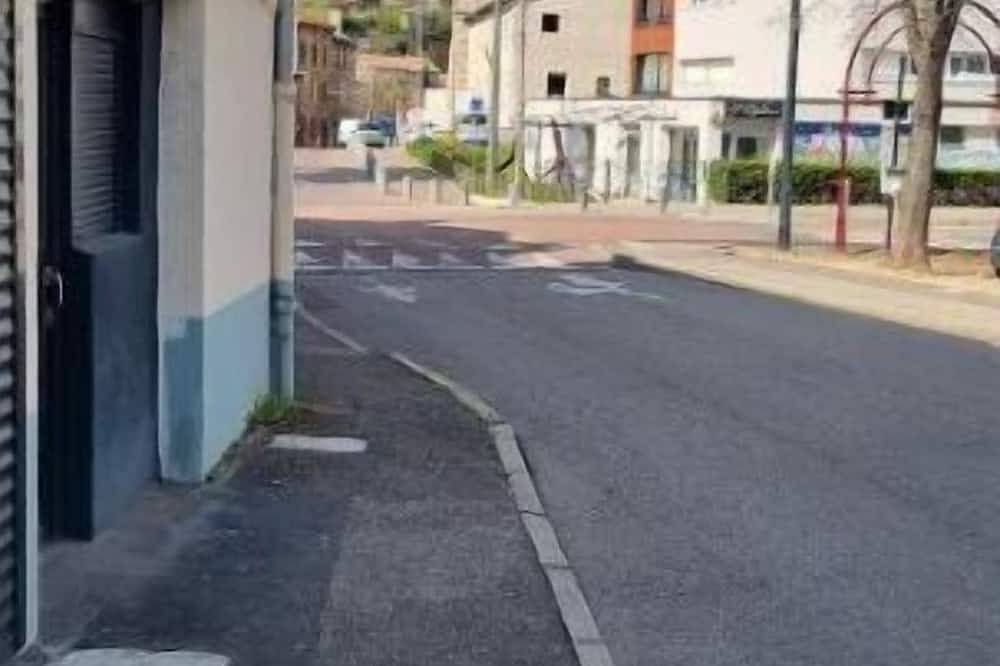 Entire apartment, T1 Meuble in Saint-Chamond, Pilat Regional Nature Park