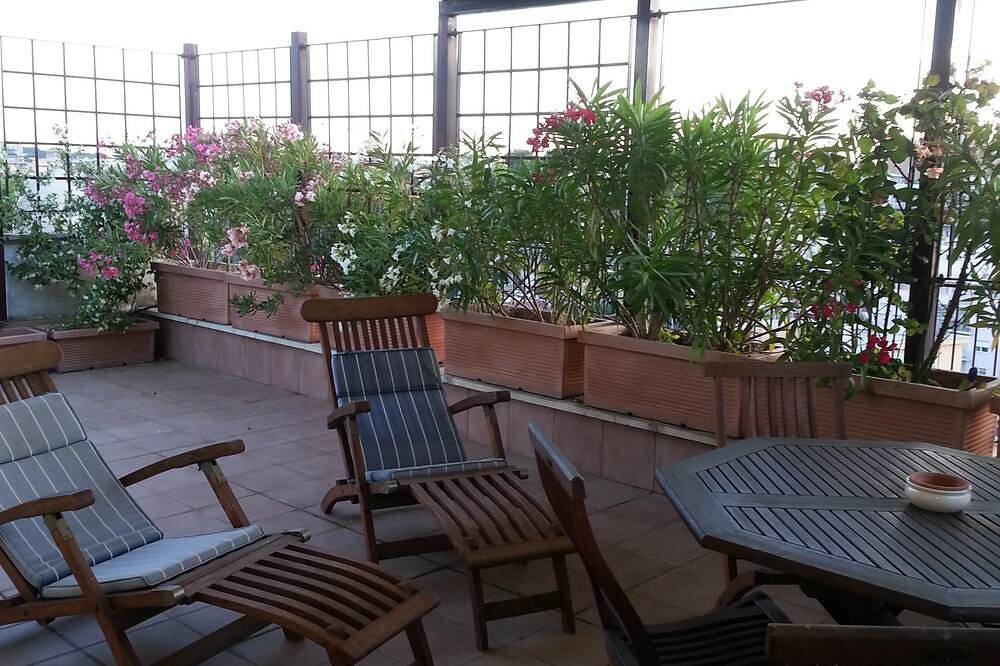 Apartamento entero, Janículo cerca de Trastevere Vaticano estudio agradable bien equipado con una gran terraza in Roma, Provincia de Roma