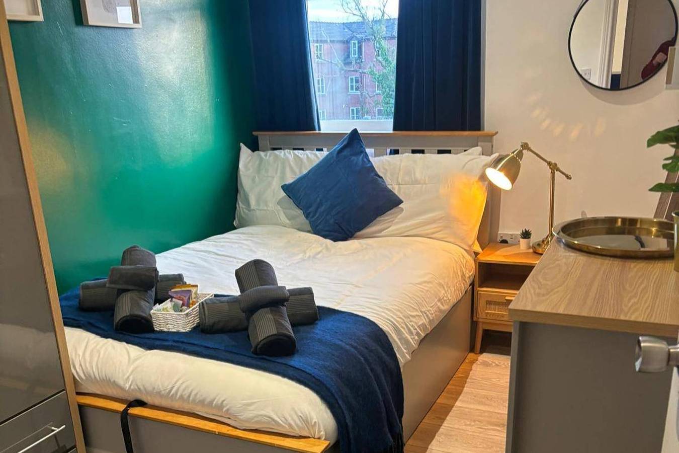 Entire holiday apartment, South Manchester 2-Bed Apt with Ensuite, Sleeps 4 in Manchester, Greater Manchester