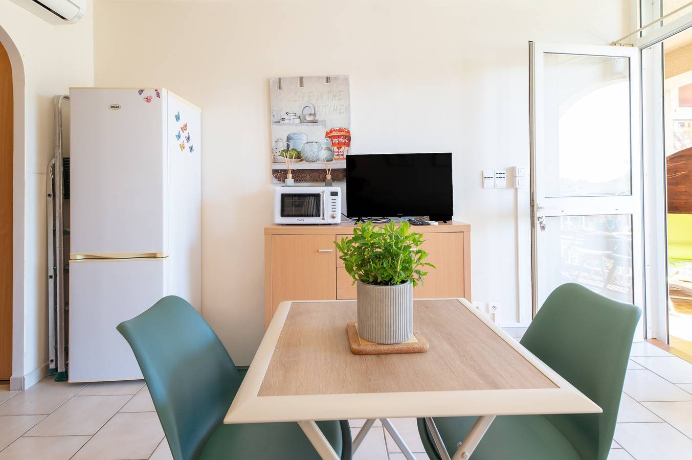 Apartamento entero, Apartamento '4 Personne' con piscina compartida, Wi-Fi y aire acondicionado in Cervione, Región de Corte