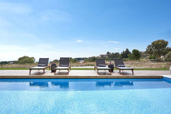 Ferienhaus für 7 Personen, mit Meerblick und Balkon sowie Garten und Pool in Koskinou