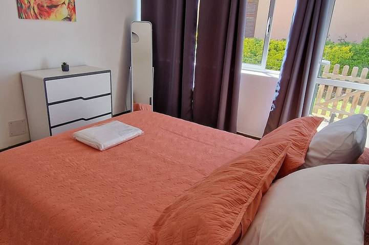 Appartement entier, Appartement avec petit jardin et place de parking, au coeur de Saint Florent. in Saint-Florent, Région de Calvi