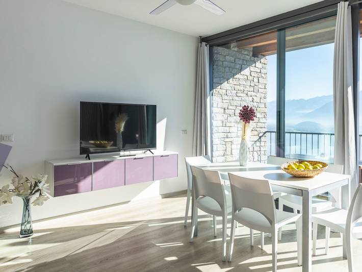 Appartamento vacanze per 5 persone, con giardino e piscina nonché balcone sul Lago di Como