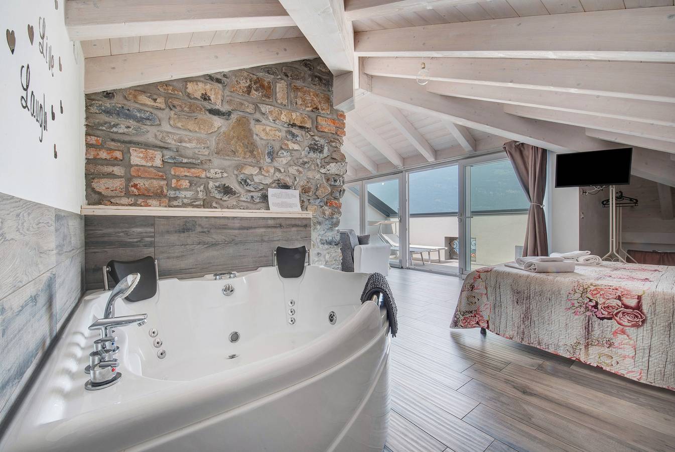 Ganze Wohnung, Ferienwohnung 'White Suite - Jacuzzi' mit Seeblick, Gemeinschaftspool und Wi-Fi in Lezzeno, Comer See