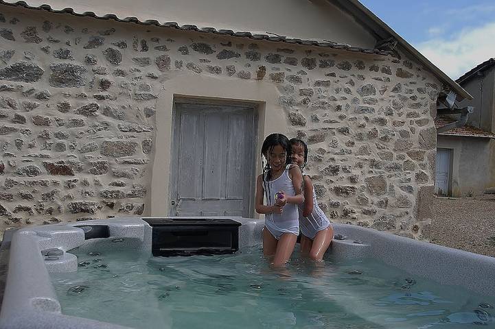 Location de vacances pour 30 personnes, avec jacuzzi et jardin ainsi que sauna et piscine, animaux acceptés à Saint-Priest-des-Champs - 4