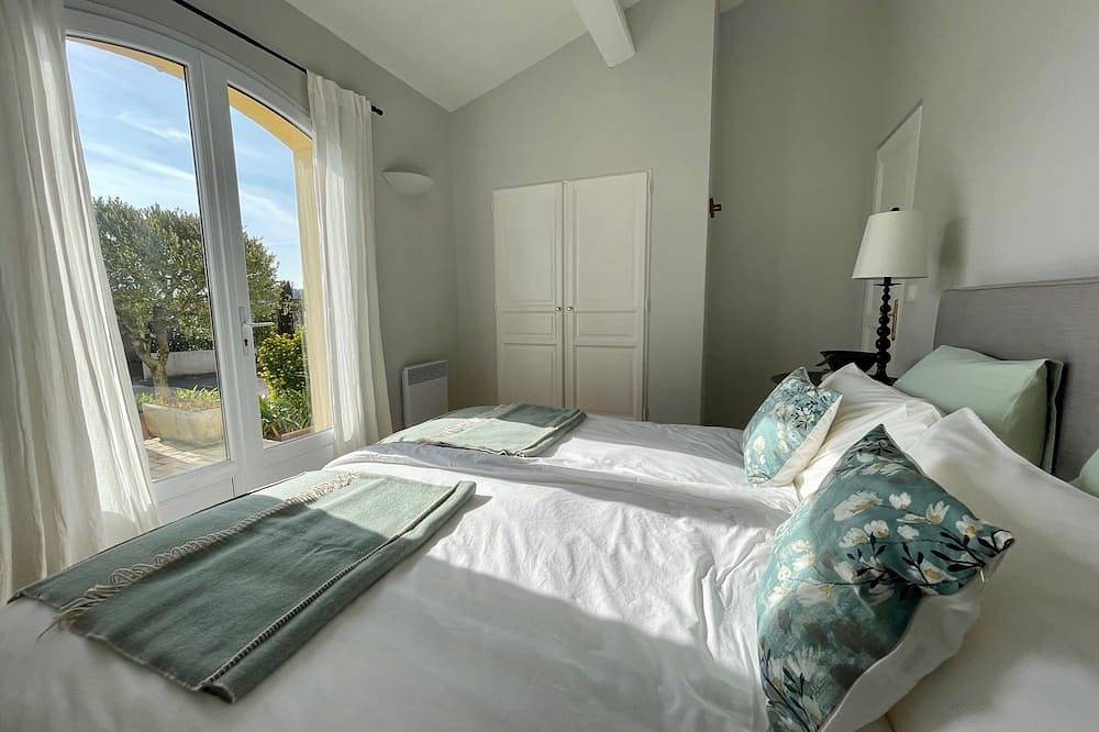 Villa elegantemente renovada con piscina infinita climatizada y vistas al mar en Cannes in Les Adrets-de-l'Estérel, Massif de l'Esterel