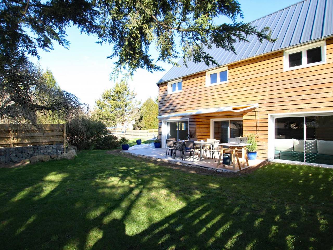 Maison familiale avec piscine chauffée, proche plage et port, idéale pour vacances en tribu in Jullouville, Côte de la Déroute