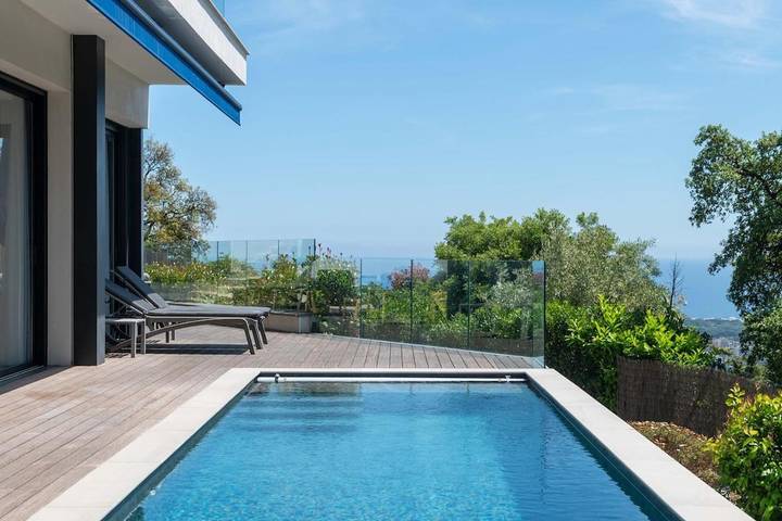 Gîte pour 2 personnes, avec vue ainsi que piscine et jardin, animaux acceptés dans Plage De La Raguette Mandelieu La Napoule - 3