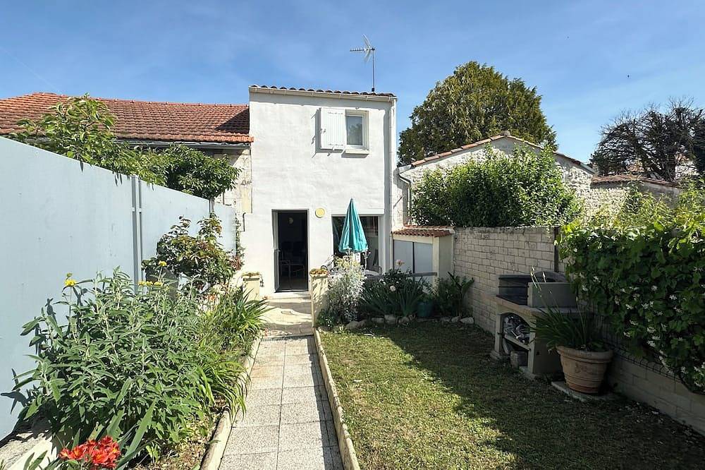 Maison à étage 80 m2, 3 chambres, Sde, Sdb, jardin. plein centre, calme, charme in La Rochelle, Région de La Rochelle
