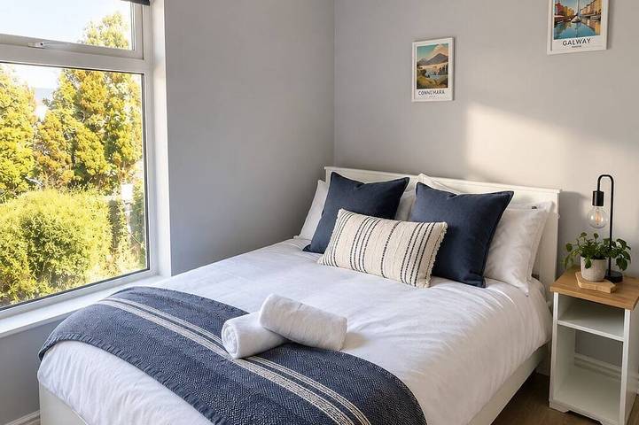 Entire apartment, Modern and Spacious No. 5 - sleeps 6 - free parking in Galway, County Galway