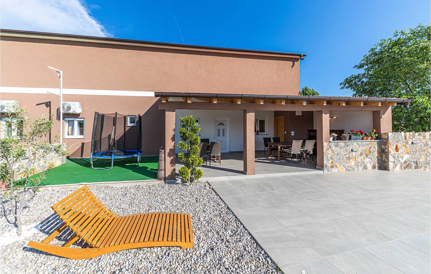 Geräumige 2-Zimmer-Wohnung mit Pool, WLAN und Parkplatz in Dalmatinisches Zagora