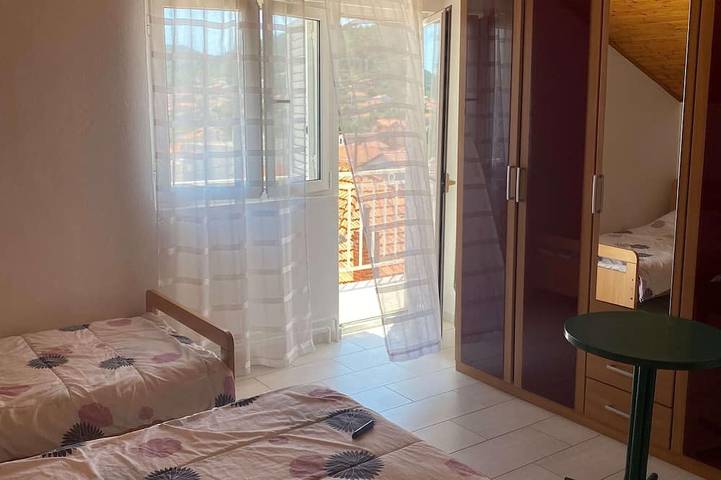 Ganze Wohnung, 2-Zimmer-Ferienwohnung mit Balkon und Meerblick Preko, Ugljan in Plaža Jaz, Poljana